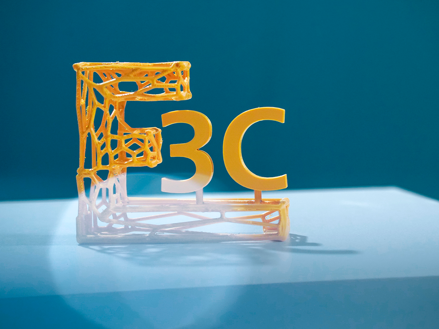 Zielsetzung des E3C: eine Plattform für den interdisziplinären Austausch auf dem Gebiet elektrochemischer Zellen zu schaffen. »Wir haben das E3C ins Leben gerufen, um eine Non-Profit-Plattform für den interdisziplinären Austausch über Gemeinsamkeiten und Kombinationsmöglichkeiten elektrochemischer Reaktoren zu schaffen und somit insgesamt den Stand der Forschung voranzubringen«, betont Organisator Dr. Jan Girschik vom Fraunhofer UMSICHT. »Unsere Referentinnen und Referenten liefern dabei Einblicke in ihre Fachgebiete und Innovationen, von denen alle Teilnehmenden profitieren können.« Die Keynote kommt in diesem Jahr von Prof. Dr. Michael Aziz (Harvard University, USA) und dreht sich um die Visualisierung elektrochemischer Reaktionen und neuartige Flow-Zellenkonzepte für die elektrochemische CO2-Abscheidung. Es folgen 12 weitere Vorträge in den Sessions »Funktionelle Komponenten«, »CO2-Umwandlung und -Abscheidung« und »Charakterisierung und Optimierung« sowie ein Poster-Pitch. Zielsetzung des E3C: eine Plattform für den interdisziplinären Austausch auf dem Gebiet elektrochemischer Zellen zu schaffen. »Wir haben das E3C ins Leben gerufen, um eine Non-Profit-Plattform für den interdisziplinären Austausch über Gemeinsamkeiten und Kombinationsmöglichkeiten elektrochemischer Reaktoren zu schaffen und somit insgesamt den Stand der Forschung voranzubringen«, betont Organisator Dr. Jan Girschik vom Fraunhofer UMSICHT. »Unsere Referentinnen und Referenten liefern dabei Einblicke in ihre Fachgebiete und Innovationen, von denen alle Teilnehmenden profitieren können.« Die Keynote kommt in diesem Jahr von Prof. Dr. Michael Aziz (Harvard University, USA) und dreht sich um die Visualisierung elektrochemischer Reaktionen und neuartige Flow-Zellenkonzepte für die elektrochemische CO2-Abscheidung. Es folgen 12 weitere Vorträge in den Sessions »Funktionelle Komponenten«, »CO2-Umwandlung und -Abscheidung« und »Charakterisierung und Optimierung« sowie ein Poster-Pitch.