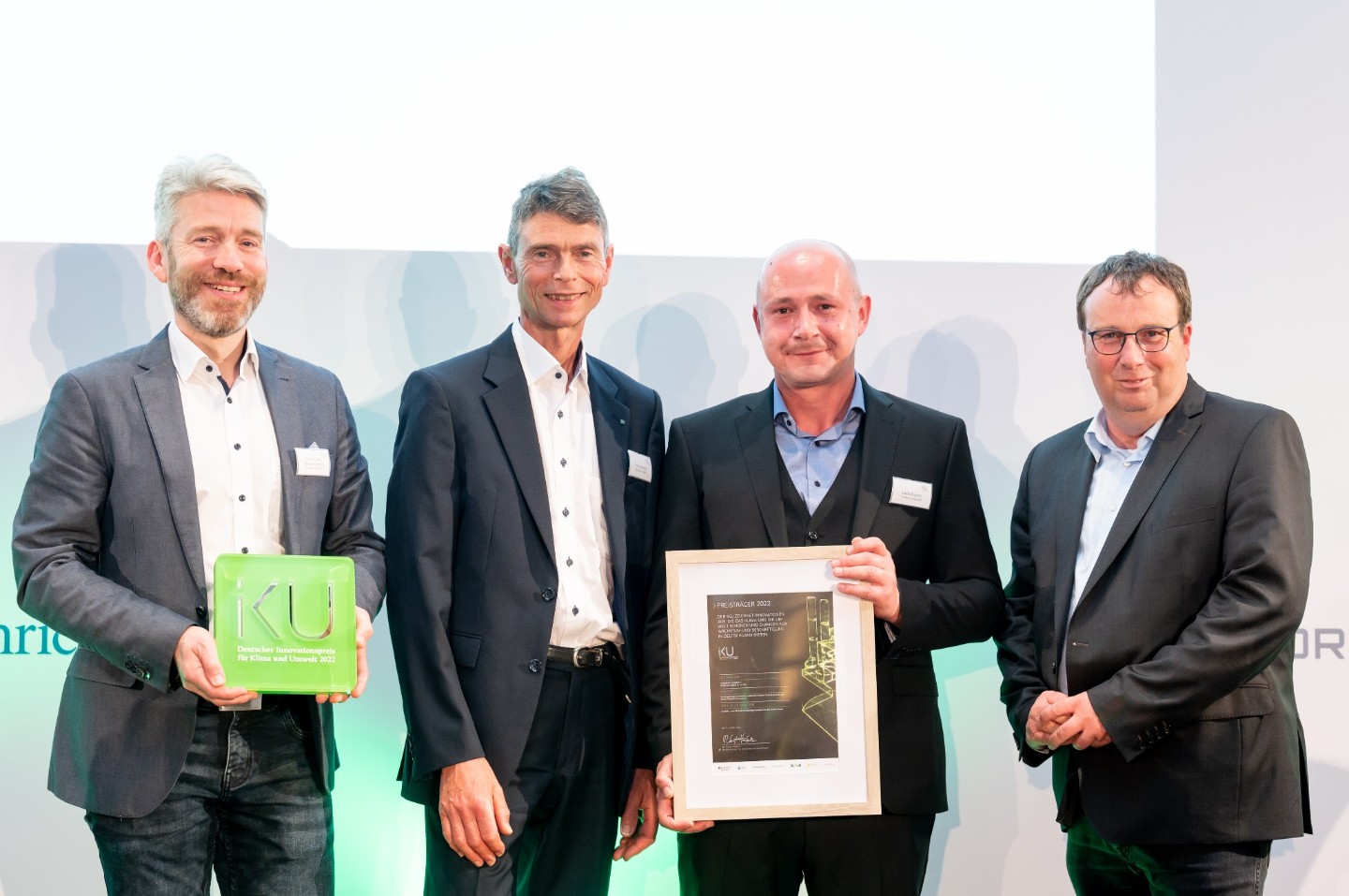 IKU-Preisverleihung in Berlin: Christian Doetsch, Peter Schwerdt, Lukas Kopietz und Oliver Krischer, Parlamentarischer Staatssekretär beim Bundesminister für Wirtschaft und Klimaschutz (v.l.). IKU-Preisverleihung in Berlin: Christian Doetsch, Peter Schwerdt, Lukas Kopietz und Oliver Krischer, Parlamentarischer Staatssekretär beim Bundesminister für Wirtschaft und Klimaschutz (v.l.).