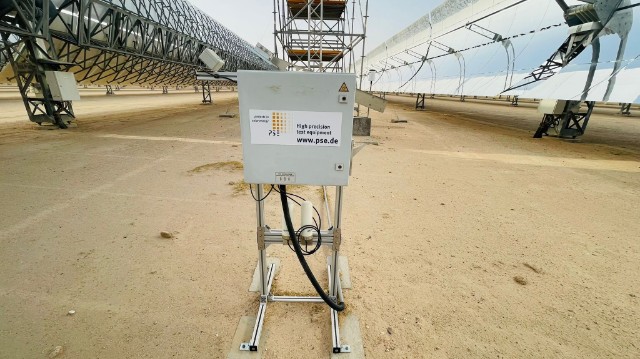 AVUS-Sensor: Verschmutzungsmessung im Parabolrinnen-Kraftwerk Shagaya, das von der TSK-Gruppe für das KISR (Kuwait Institute for Scientific Research) errichtet wurde.