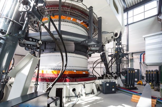 Im hochinnovativen Großlagerprüfstand BEAT6.1 werden beim Fraunhofer IWES Rotorblattlager mit 3 - 6,5 m Durchmesser für Offshore-Windenergieanlagen getestet. Im hochinnovativen Großlagerprüfstand BEAT6.1 werden beim Fraunhofer IWES Rotorblattlager mit 3 - 6,5 m Durchmesser für Offshore-Windenergieanlagen getestet.