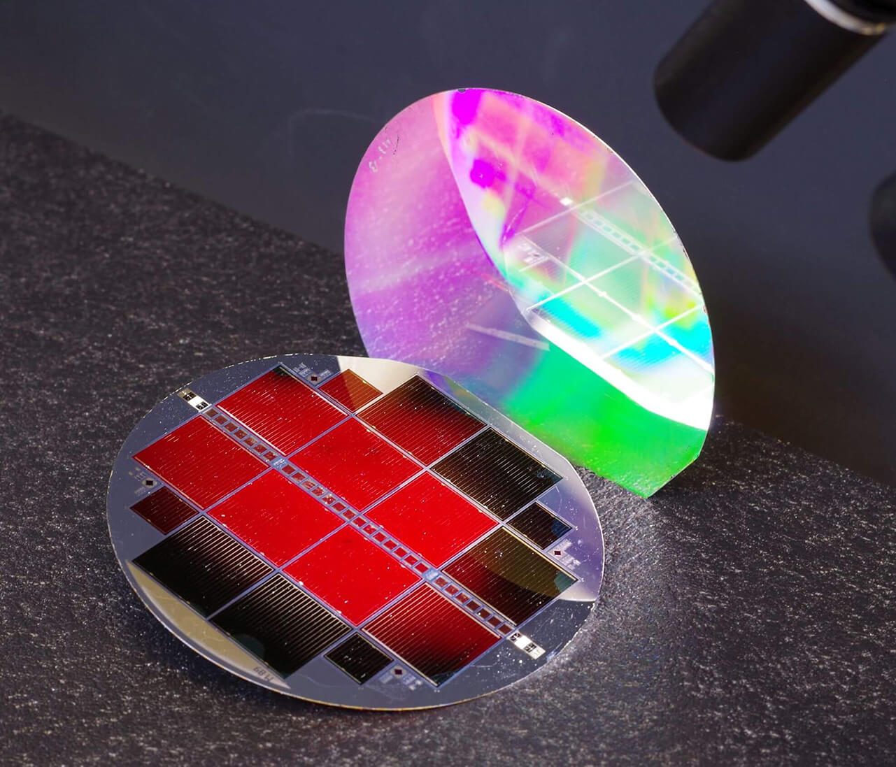 The new III-V//Si tandem solar cell with 35.9 % efficiency. The top subcell glows red, which is a sign of outstanding material quality. The nanostructured back side of the cell shimmers in rainbow colors. The new III-V//Si tandem solar cell with 35.9 % efficiency. The top subcell glows red, which is a sign of outstanding material quality. The nanostructured back side of the cell shimmers in rainbow colors.