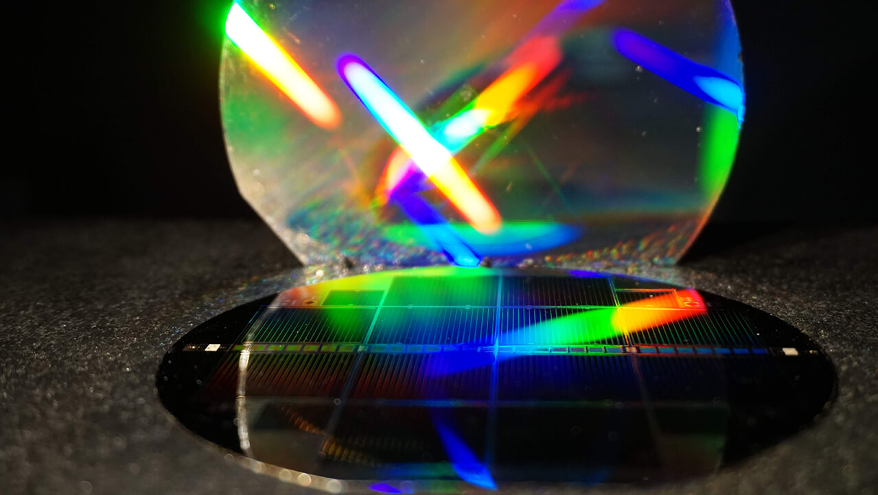The rainbow colors show the diffraction of sunlight by a mirror with a nanostructured grating, which was applied to the back of the silicon subcell. The sun’s spectrum is thus captured even better in the silicon bottom cell. The rainbow colors show the diffraction of sunlight by a mirror with a nanostructured grating, which was applied to the back of the silicon subcell. The sun’s spectrum is thus captured even better in the silicon bottom cell.