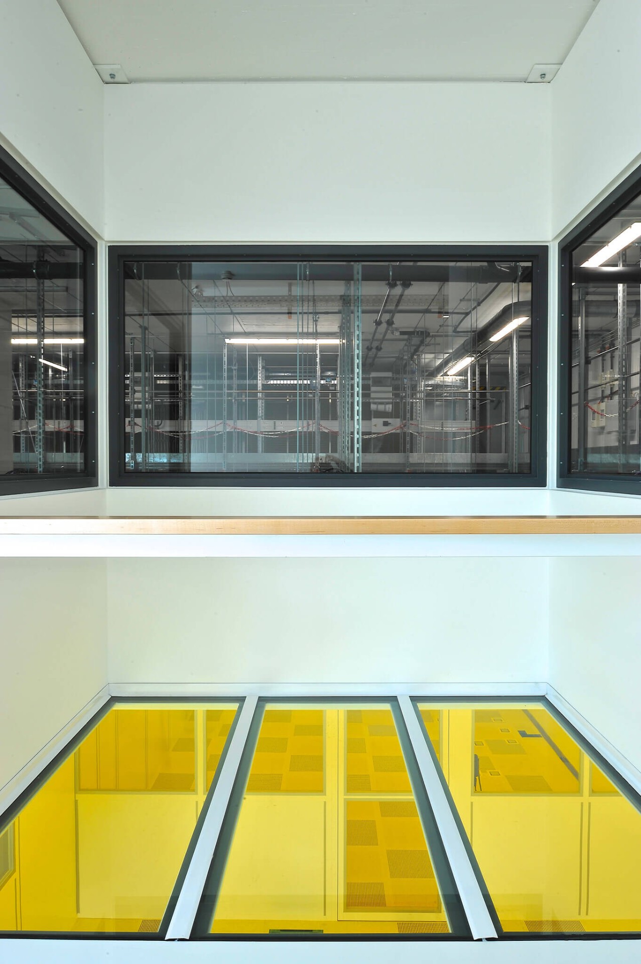 Center for High Efficiency Solar Cells: It is possible to look into the clean room and the ventilation space above from the visitors’ hall of the new building. Center for High Efficiency Solar Cells: It is possible to look into the clean room and the ventilation space above from the visitors’ hall of the new building.