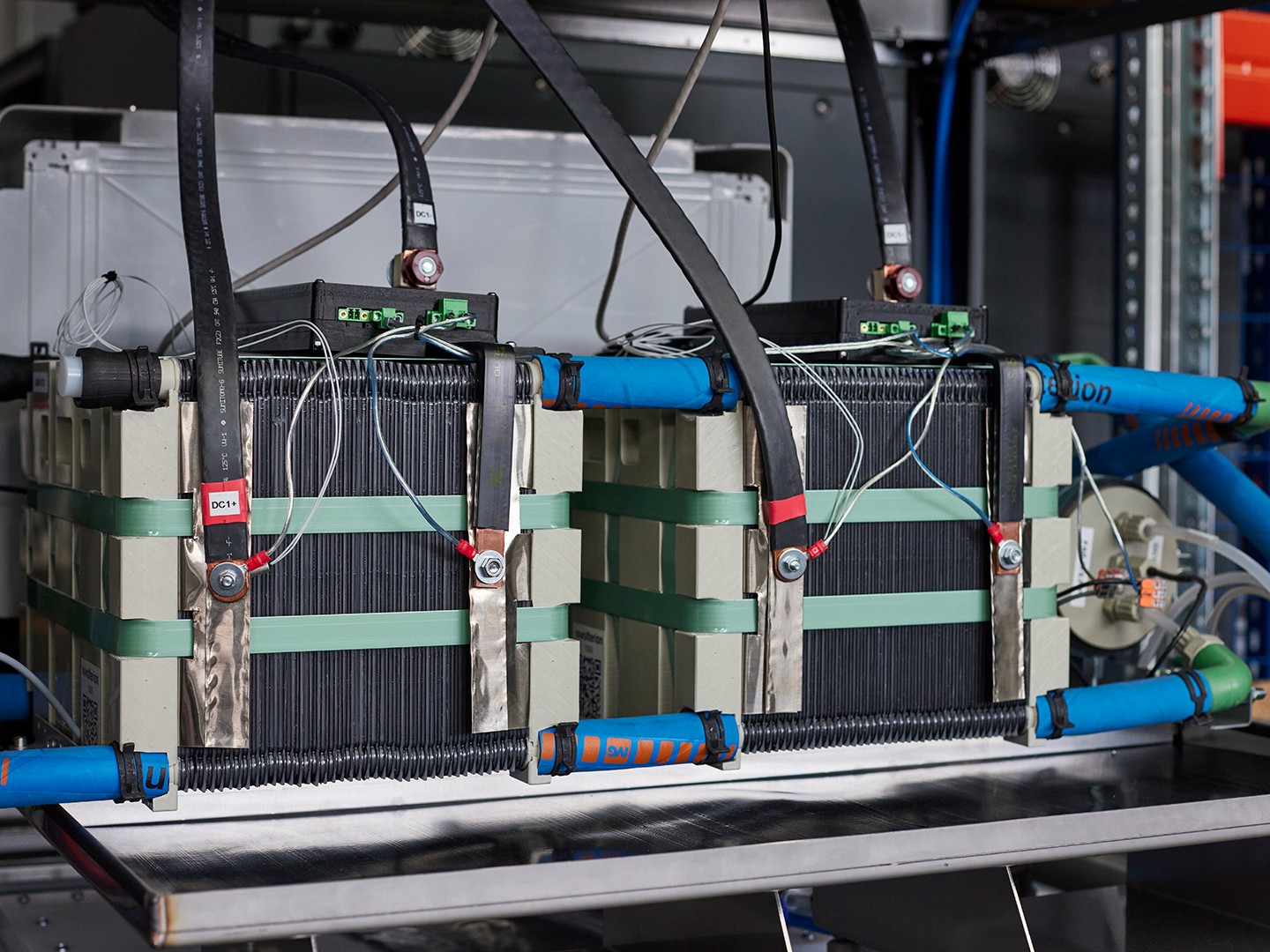 Lighter, smaller and more cost-effective following redesign of the heart of redox flow batteries. Lighter, smaller and more cost-effective following redesign of the heart of redox flow batteries.