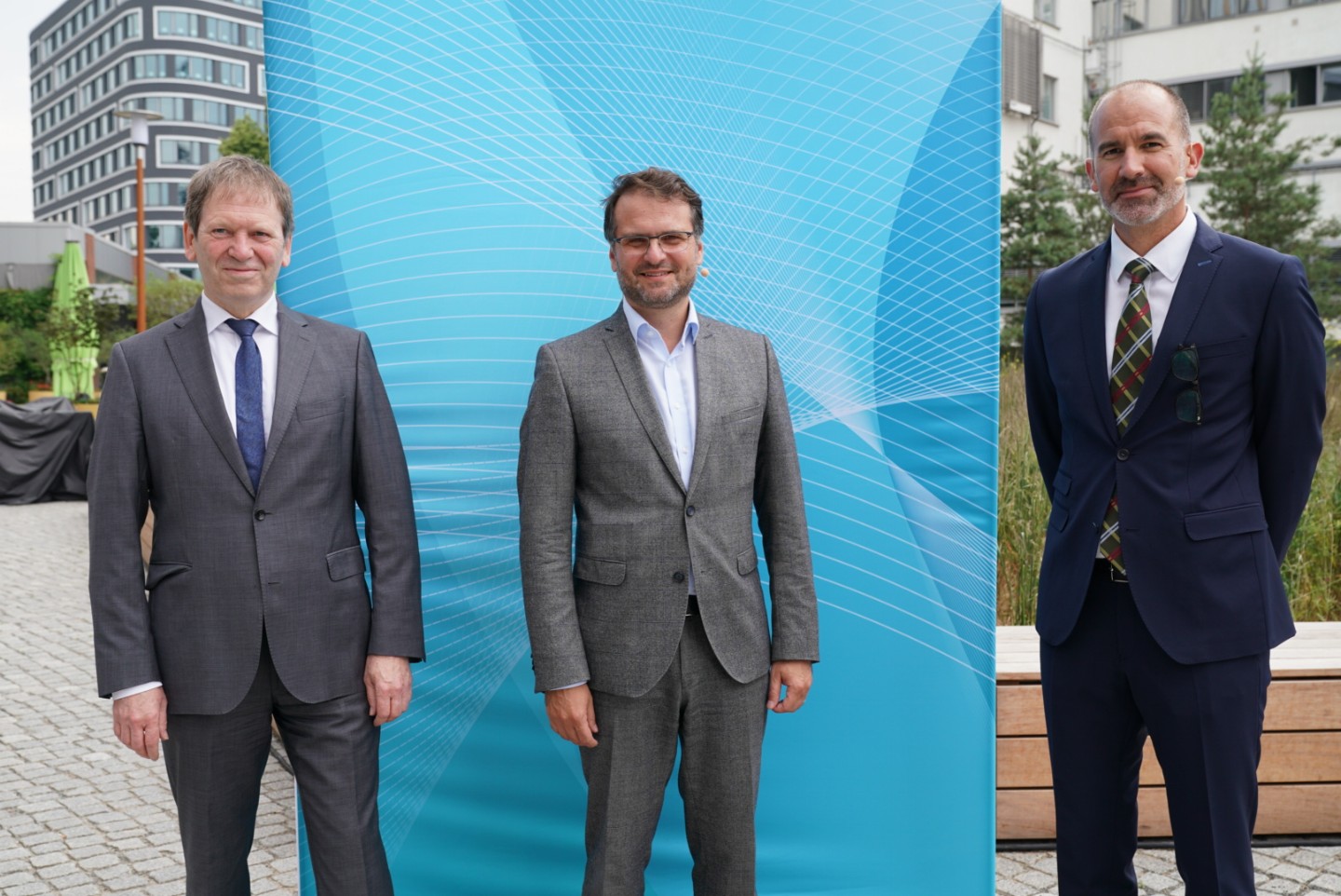 Prof. Hans-Martin Henning, Director Fraunhofer ISE, Andreas Feicht, State Secretary for Energy at the Federal Ministry of Economics and Prof. Raoul Klingner, Director of Research, Fraunhofer-Gesellschaft (l.t.r.) on the occasion of the opening of Fraunhofer ENIQ in Berlin .