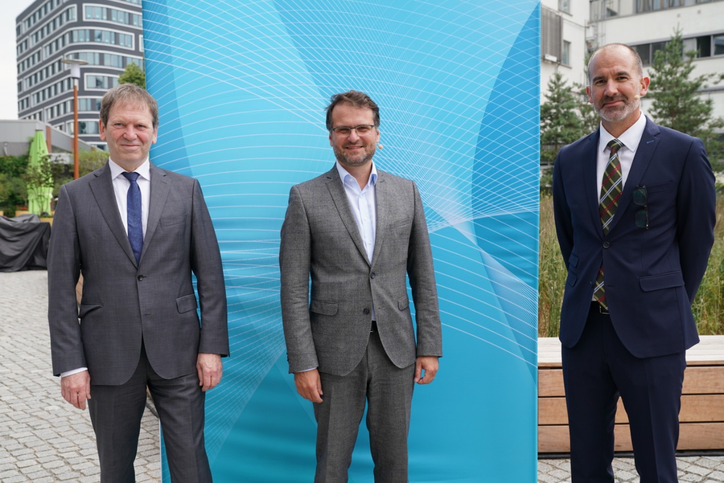 Prof. Hans-Martin Henning, Director Fraunhofer ISE, Andreas Feicht, State Secretary for Energy at the Federal Ministry of Economics and Prof. Raoul Klingner, Director of Research, Fraunhofer-Gesellschaft (l.t.r.) on the occasion of the opening of Fraunhofer ENIQ in Berlin . Prof. Hans-Martin Henning, Director Fraunhofer ISE, Andreas Feicht, State Secretary for Energy at the Federal Ministry of Economics and Prof. Raoul Klingner, Director of Research, Fraunhofer-Gesellschaft (l.t.r.) on the occasion of the opening of Fraunhofer ENIQ in Berlin .