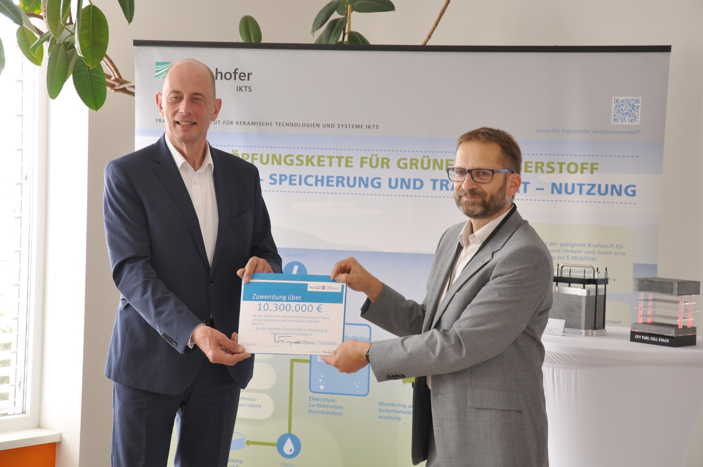 Thuringia&#39;s Minister of Economics Wolfgang Tiefensee symbolically hands over the funding for the “WaTTh” project to BITC Director Dr. Roland Weidl.