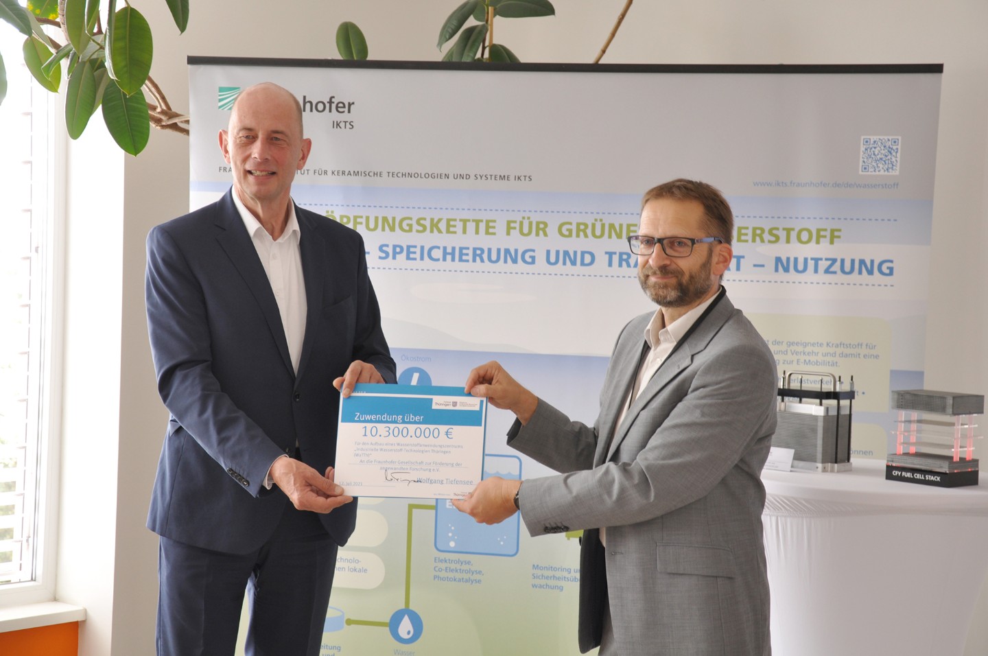 Thuringia's Minister of Economics Wolfgang Tiefensee symbolically hands over the funding for the “WaTTh” project to BITC Director Dr. Roland Weidl. Thuringia's Minister of Economics Wolfgang Tiefensee symbolically hands over the funding for the “WaTTh” project to BITC Director Dr. Roland Weidl.
