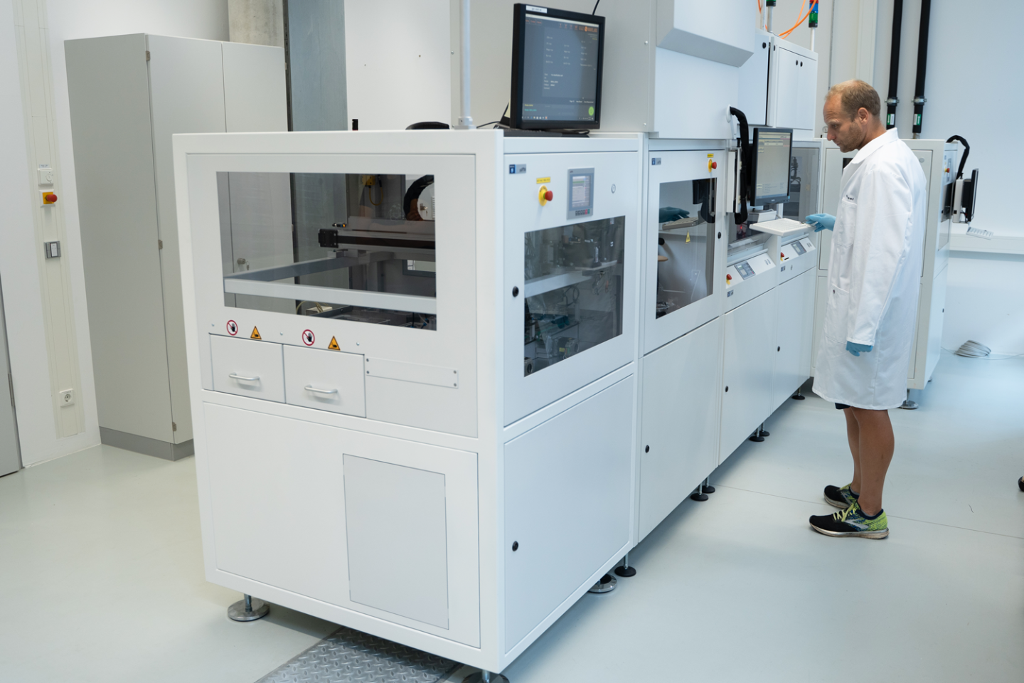With the help of the "MK4" measurement and classification platform, current photovoltaic research and development topics can be addressed. With the help of the "MK4" measurement and classification platform, current photovoltaic research and development topics can be addressed.