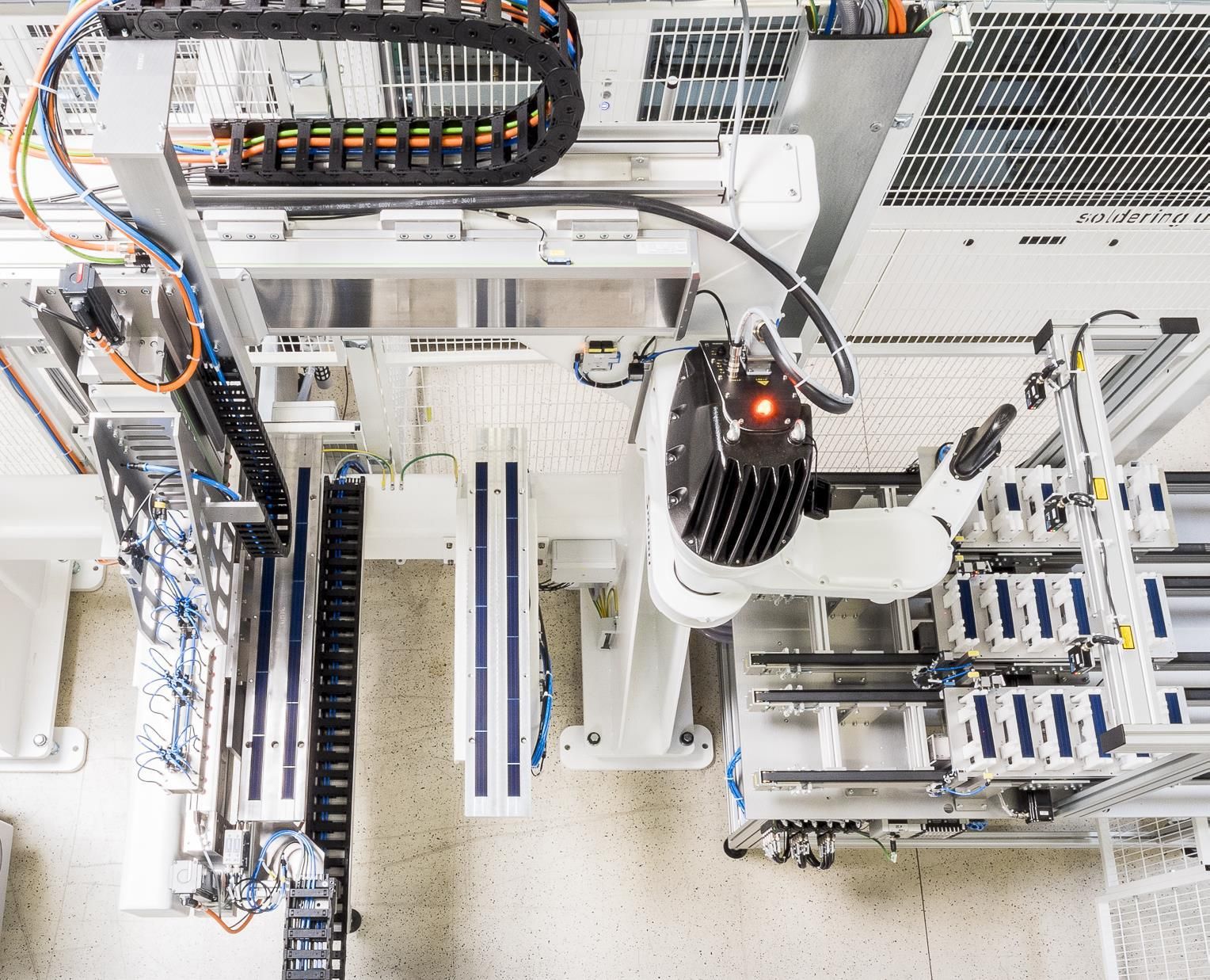 The company M10 and Fraunhofer ISE have jointly developed a system for interconnecting cells in matrix shingle modules. A robot arm arranges the shingle cells in a matrix and prepares them for the bonding process.