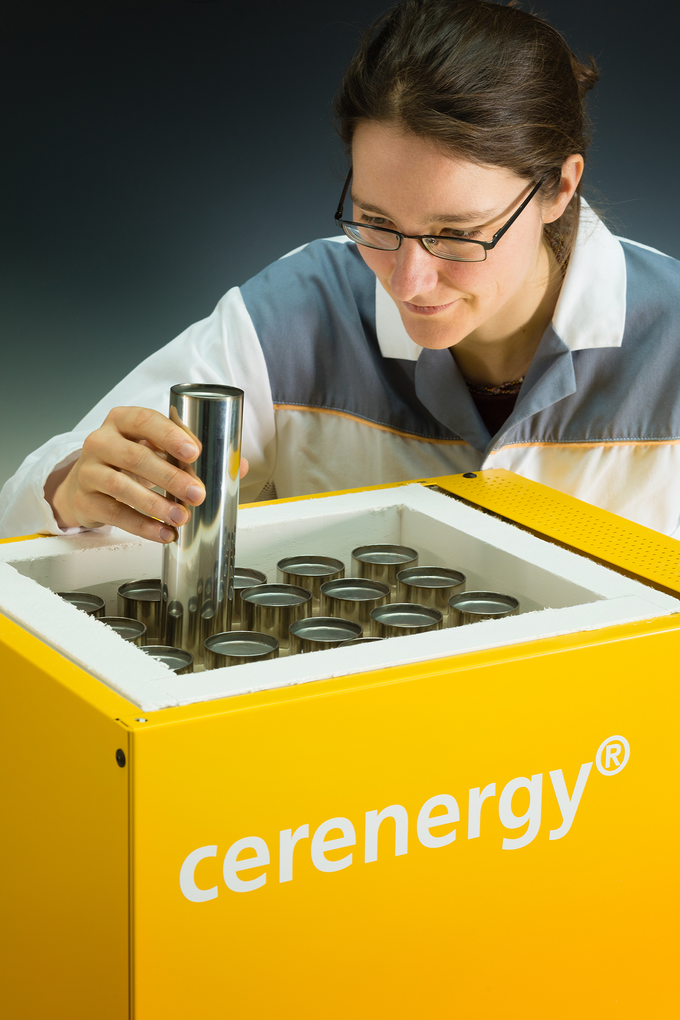 cerenergy® – Umweltfreundliche und kostengünstige Natrium-Batterie zur stationären Energiespeicherung. cerenergy® – Umweltfreundliche und kostengünstige Natrium-Batterie zur stationären Energiespeicherung.