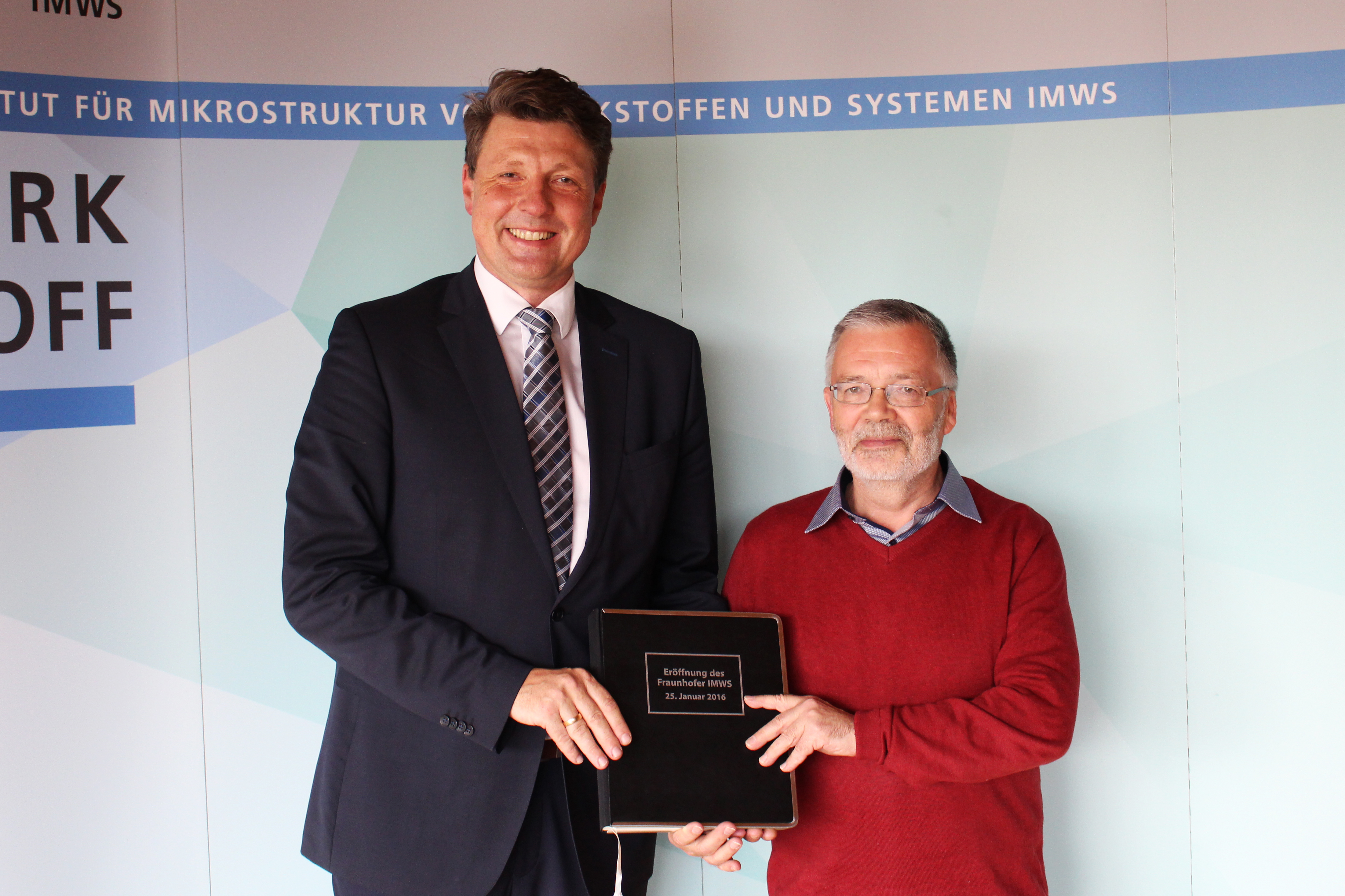 Prof. Matthias Petzold (rechts) leitet ab 1. Oktober das Fraunhofer IMWS. Prof. Ralf Wehrspohn wechselt in den Fraunhofer-Vorstand. Prof. Matthias Petzold (rechts) leitet ab 1. Oktober das Fraunhofer IMWS. Prof. Ralf Wehrspohn wechselt in den Fraunhofer-Vorstand.