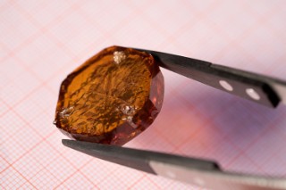 2019-11-29_Pressefoto_FraunhoferIISB_Aluminiumnitrid-Kristall-AlN-Crystal_30x20cm-300dpi