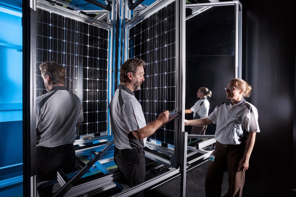 Employees of CalLab PV Modules use a self-developed solar simulator to measure a bifacial module that generates electricity on both the front and rear surfaces. Employees of CalLab PV Modules use a self-developed solar simulator to measure a bifacial module that generates electricity on both the front and rear surfaces.