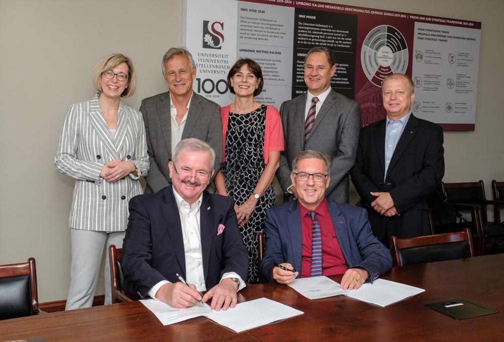 The contract for the new Fraunhofer Innovation Platform was signed in early February 2020 by Fraunhofer President Prof. Reimund Neugebauer (left) and Prof. Eugene Cloete, Vice-Rector of Stellenbosch University.