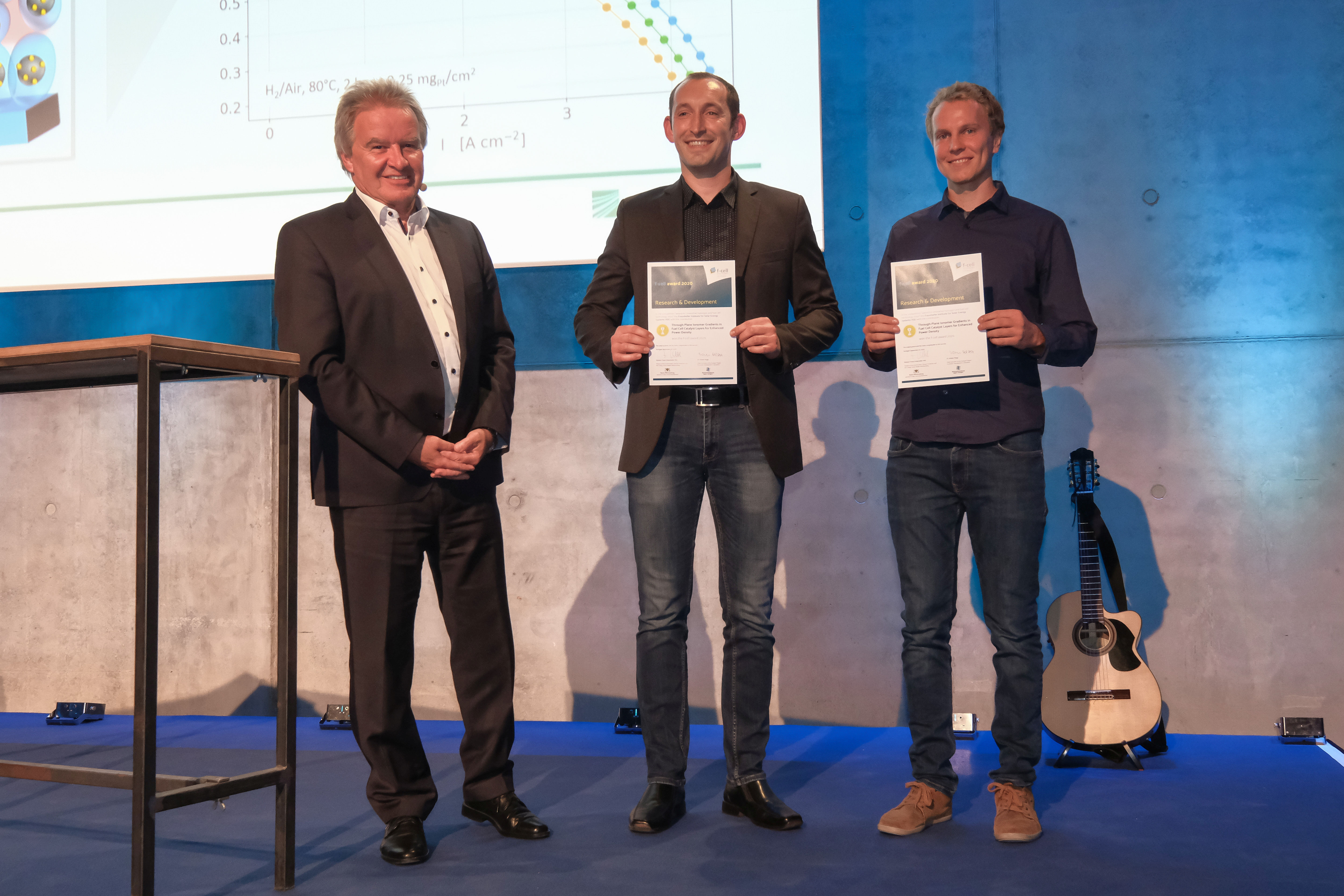 The f-cell Award was presented by Baden-Württemberg&#39;s Environment Minister Franz Untersteller (left) to Dr. Roman Keding (center) and Dr. Matthias Klingele.