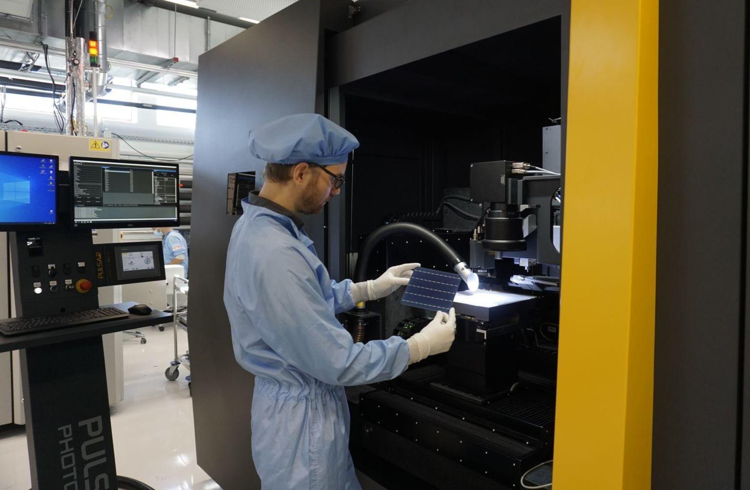 Fully automated roll-to-roll laser transfer and firing system at Fraunhofer ISE. The system was developed within the collaborative project “C3PO”, which was financed by the Federal Ministry for Economic Affairs and Energy. Fully automated roll-to-roll laser transfer and firing system at Fraunhofer ISE. The system was developed within the collaborative project “C3PO”, which was financed by the Federal Ministry for Economic Affairs and Energy.