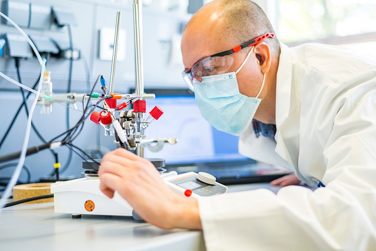 Dr. Leonardo Castañeda-Losada at the development of the electro-biocatalytic process for CO2 fixation. Dr. Leonardo Castañeda-Losada at the development of the electro-biocatalytic process for CO2 fixation.