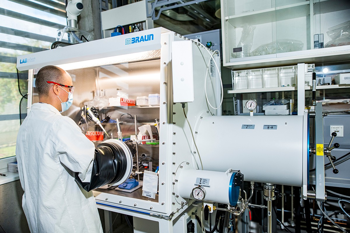 In the "glovebox", the functionality of the enzymes is monitored electrochemically in the absence of air. In the "glovebox", the functionality of the enzymes is monitored electrochemically in the absence of air.