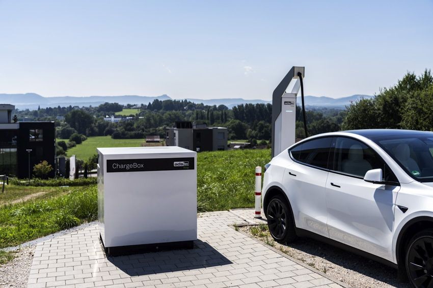 The ChargeBox allows up to two vehicles to be fast-charged at one charging station, even with a power-limited grid connection.