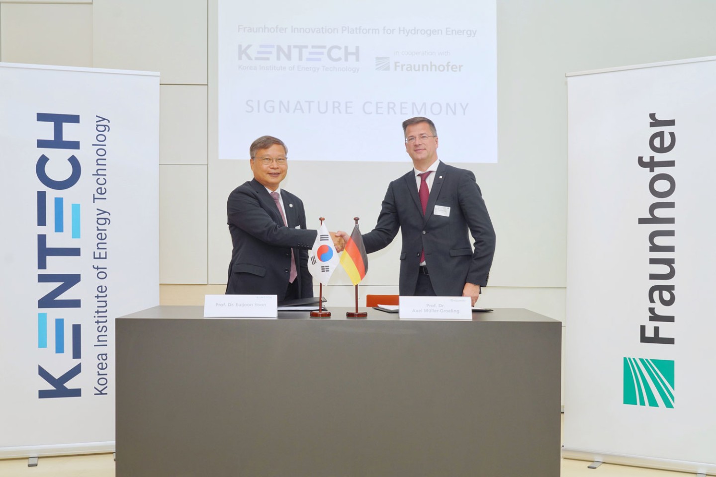 Prof. Dr. Euijoon Yoon, President KENTECH (left), and Prof. Dr. Axel Müller-Groeling, Executive Board of Fraunhofer-Gesellschaft e.V. - Research Infrastructures and Digitization (right), at the signing of the contract in Berlin for the Fraunhofer Innovation Platform for Hydrogen Energy at Korea Institute of Energy Technology (FIP-H2ENERGY@KENTECH).
